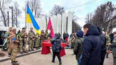 У Сумах поховали Дениса Харлашка, який віддав життя за Україну У Сумах поховали Дениса Харлашка, який віддав життя за Україну
