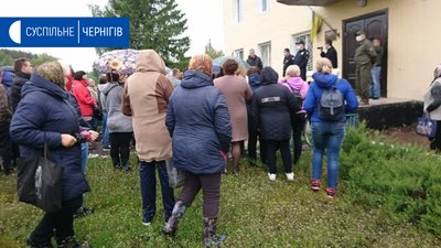 У Семенівці біля відділу поліції протестують місцеві через справу про згвалтування У Семенівці біля відділу поліції протестують місцеві через справу про згвалтування
