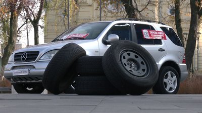 "Зимові шини для бандеромобілів": у Рівному благодійники провели автоакцію на підтримку ЗСУ