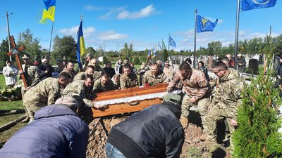 У Коломиї на Прикарпатті сотні людей прощалися із загиблим бійцем "десятки" Любомиром Бордуном У Коломиї на Прикарпатті сотні людей прощалися із загиблим бійцем "десятки" Любомиром Бордуном