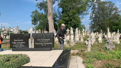 На Тернопільщині жителі зробили толоку на польському кладовищі На Тернопільщині жителі зробили толоку на польському кладовищі