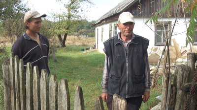 В’ячеслав Дацюк каже, за продуктами та в аптеку їздить до сусіднього села Поляни за 5 кілометрів велосипедом В’ячеслав Дацюк каже, за продуктами та в аптеку їздить до сусіднього села Поляни за 5 кілометрів велосипедом