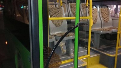 Жбурнув цеглину у вікно. У Миколаєві пасажир пошкодив громадський автобус Жбурнув цеглину у вікно. У Миколаєві пасажир пошкодив громадський автобус