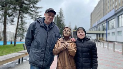 На подвір'ї львівської лікарні встановили скульптуру хлопчика, який чекає на хороші новини На подвір'ї львівської лікарні встановили скульптуру хлопчика, який чекає на хороші новини