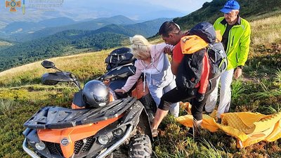 Травмували ноги: в Карпатах рятувальники допомогли двом туристкам