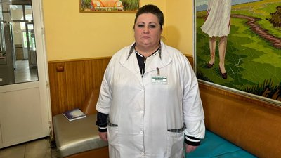 Житомирські медики подарували вишиванки новонародженим та їх мамам