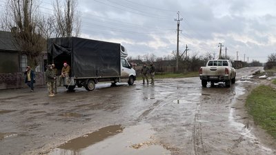 Волонтери у супроводі військових доставили гуманітарну допомогу до деокупованого села на Миколаївщині