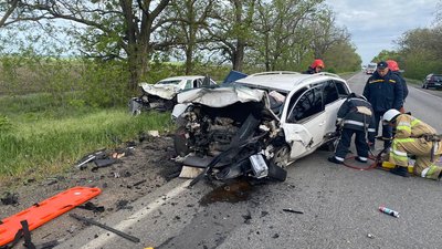 На Миколаївщині зіткнулися два легковики. Водії загинули