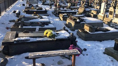 На Закарпатті неповнолітні пошкодили 25 надгробних плит. Вони визнали свою провину — поліція На Закарпатті неповнолітні пошкодили 25 надгробних плит. Вони визнали свою провину — поліція