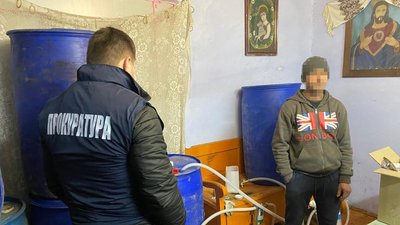 На Львівщині викрили цех із виробництва підробного алкоголю На Львівщині викрили цех із виробництва підробного алкоголю