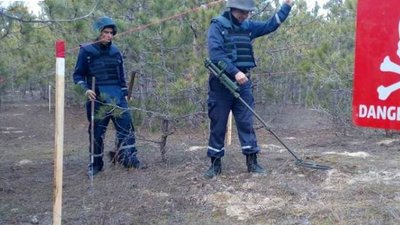 На Херсонщині група піротехніків знищила гранати та снаряди часів Другої світової війни