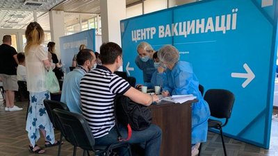 За вихідні у центрах вакцинації на Львівщині щеплення отримали понад 1500 людей