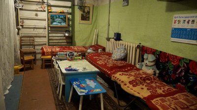 Під час бойових дій у місті будівля дитячого садочка використовувалась жителями як укриття. Під час бойових дій у місті будівля дитячого садочка використовувалась жителями як укриття.