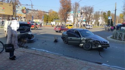 У Черкасах не розминулися легковик та мікроавтобус У Черкасах не розминулися легковик та мікроавтобус