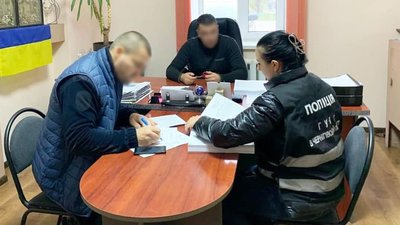 Вручення підозри Руслану Ніязову у Прилуках на Чернігівщині Вручення підозри Руслану Ніязову у Прилуках на Чернігівщині