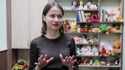 "Ми помремо?". Чому варто відповідати на запитання дітей про війну. Поради психологині з Чернівців