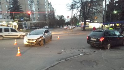 На одному з житомирських перехресть аварія – не розминулися дві автівки