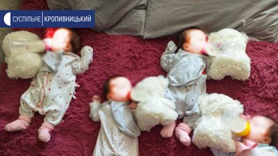 Кропивницька четверня: по двоє в ліжку вже тісно Кропивницька четверня: по двоє в ліжку вже тісно