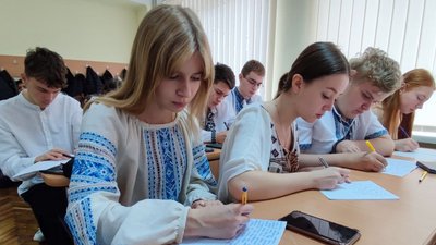 Радіодиктант національної єдності пишуть студенти Радіодиктант національної єдності пишуть студенти