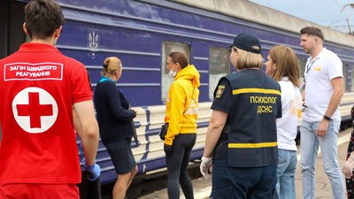12 жителів Донеччини прибули на Рівненщину черговим евакуаційним потягом