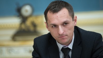 Вкрали цукерки, ліхтарик та відеореєстратор. Невідомі розбили скло автівки в.о. голови САП Грищука