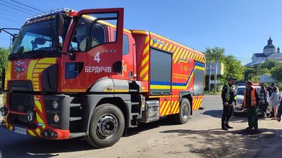 У Бердичеві автомобіль в'їхав у будинок, в якому були діти У Бердичеві автомобіль в'їхав у будинок, в якому були діти