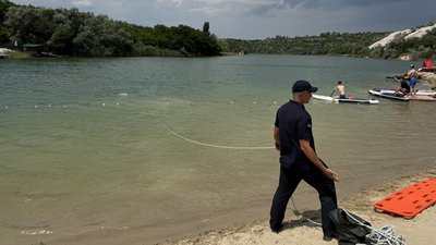 Майстерклас на пляжі. У Кропивницькому навчали рятувати людей, які тонуть Майстерклас на пляжі. У Кропивницькому навчали рятувати людей, які тонуть
