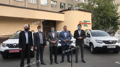 Лікарям Запорізької області передали нові автівки Лікарям Запорізької області передали нові автівки