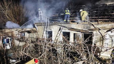 Горів будинок в смт. Комишани: як херсонські рятувальники пожежу площею 150 кв. м Горів будинок в смт. Комишани: як херсонські рятувальники пожежу площею 150 кв. м