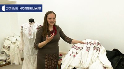 Учасниці проєкту "Баба Єлька" з Кіровоградщини показали найцінніші вишиті сорочки зі своєї колекції Учасниці проєкту "Баба Єлька" з Кіровоградщини показали найцінніші вишиті сорочки зі своєї колекції