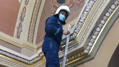 Франківські рятувальники визволили з Музею мистецтв Прикарпаття птаху Франківські рятувальники визволили з Музею мистецтв Прикарпаття птаху