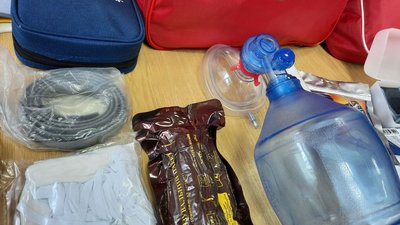 Дітям розповідають про першу домедичну допомогу. Дітям розповідають про першу домедичну допомогу.