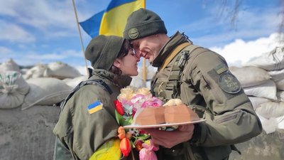 Із касками та в бронежилетах: вінницькі нацгвардійці обвінчалися на блок-посту