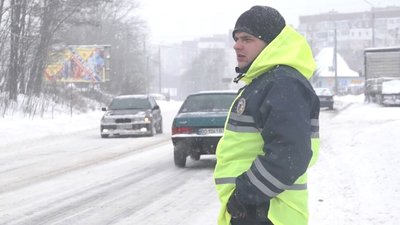 На дорогах Тернопільщини лежить від 10 до 35 сантиметрів снігу На дорогах Тернопільщини лежить від 10 до 35 сантиметрів снігу