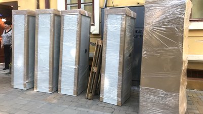 "Протипожежні шафи-сейфи важать по 300 кілограмів". Музей у Чернівцях отримав обладнання для захисту експонатів