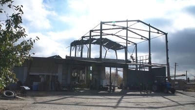 "Будемо тут до останнього": як працюють у фермерському господарстві в селі Зарічне, в яке торік влучила російська ракета "Будемо тут до останнього": як працюють у фермерському господарстві в селі Зарічне, в яке торік влучила російська ракета