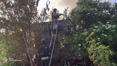 Рятувальники гасять пожежу на Ніжинщині, яка виникла через атаку РФ