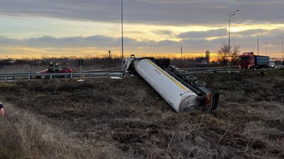На об'їзній дорозі Вінниці перекинулася фура з аміаком