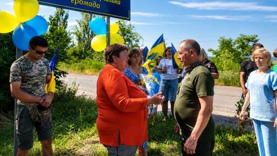 У громаді на Кіровоградщині зустріли звільненого з полону бійця Олександра Яблочного