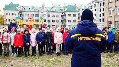 Запорізькі ДСНСники вчили дітей пожежної безпеки