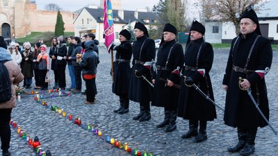 У Луцьку запалили "свічки пам'яті" та молилися за жертв Голодомору У Луцьку запалили "свічки пам'яті" та молилися за жертв Голодомору