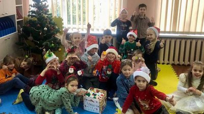 Бучанські першокласники збирали пластикові кришечки, щоб допомогти хворим дітям