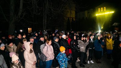В Ужгороді запалили менори з нагоди єврейського свята "Хануки" В Ужгороді запалили менори з нагоди єврейського свята "Хануки"