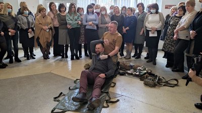 Домедична допомога і поводження зі зброєю: на Волині вчили працівників міськради Домедична допомога і поводження зі зброєю: на Волині вчили працівників міськради