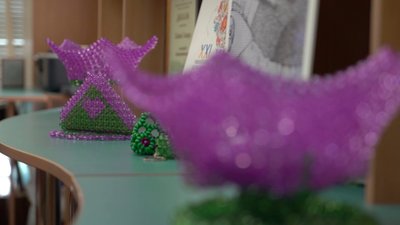 У Херсоні майстриня з вадами зору проводить майстер-класи з плетіння намистинами У Херсоні майстриня з вадами зору проводить майстер-класи з плетіння намистинами