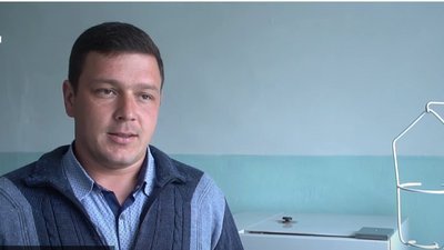 У прифронтовому селищі на Запоріжжі сімейний лікар працює і як водій і як кочегар У прифронтовому селищі на Запоріжжі сімейний лікар працює і як водій і як кочегар