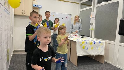 Діти, акція "Дитячі долоньки — за мир"