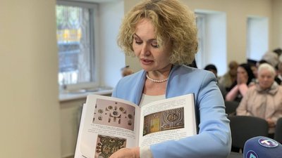 Монографію про історію фарфорового заводу репрезентували в обласному краєзнавчому музеї Монографію про історію фарфорового заводу репрезентували в обласному краєзнавчому музеї