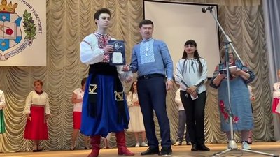Доброчинний ярмарок та дефіле: у Черкаському університеті відбулось свято вишиванки Доброчинний ярмарок та дефіле: у Черкаському університеті відбулось свято вишиванки