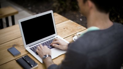 Продаючи товари в Інтернеті, волинянин ошукав 20-ьох людей. Чоловіка судитимуть